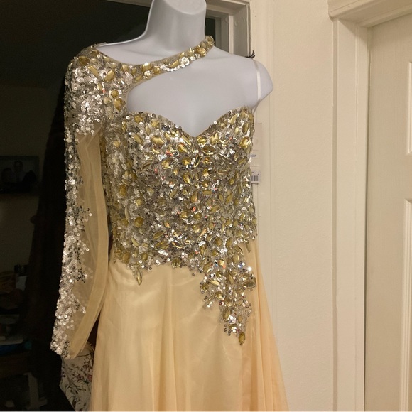 Mac Duggal Asymmetrical Silver and Cream Gown with Slit - Picture 2 of 9